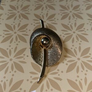Vintage Les Bernard Inc Brooch Gold Tone